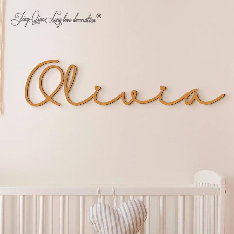 Aangepaste houten babynaamplaa - Embroidery Writing recensie en prijs